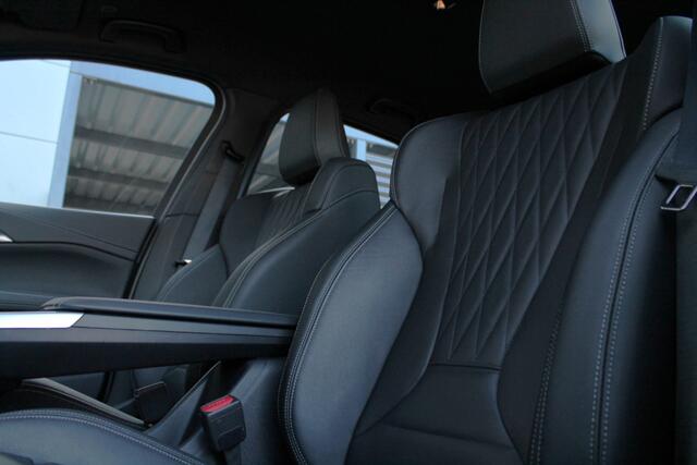 BMW 2-SERIE Active Tourer 230e xDrive M Sport Automaat / Sportstoelen / Parking Assistant Plus / M Adaptief onderstel / Adaptieve LED / Comfort Access / Memory Seats / Head-Up