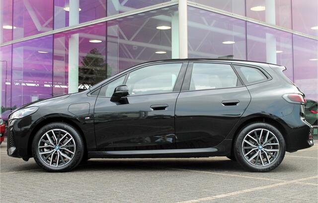 BMW 2-SERIE Active Tourer 230e xDrive M Sport Automaat / Sportstoelen / Parking Assistant Plus / M Adaptief onderstel / Adaptieve LED / Comfort Access / Memory Seats / Head-Up
