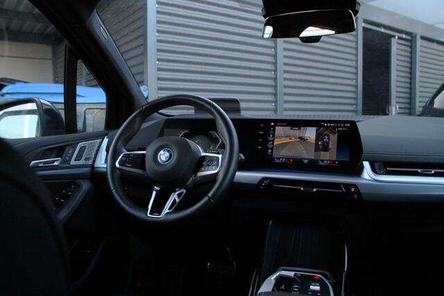 BMW 2-SERIE Active Tourer 230e xDrive M Sport Automaat / Sportstoelen / Parking Assistant Plus / M Adaptief onderstel / Adaptieve LED / Comfort Access / Memory Seats / Head-Up