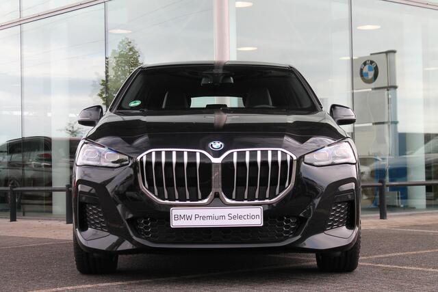 BMW 2-SERIE Active Tourer 230e xDrive M Sport Automaat / Sportstoelen / Parking Assistant Plus / M Adaptief onderstel / Adaptieve LED / Comfort Access / Memory Seats / Head-Up