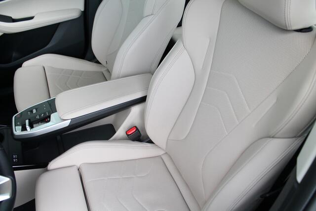 BMW 2-SERIE Active Tourer 218i High Executive Luxury Line Automaat / Trekhaak / Sportstoelen / Stoelverwarming / Adaptieve LED / Parking Assistant Plus / Head-Up / Harman Kardon / Live Cockpit Professional