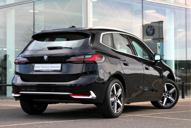 BMW 2-SERIE Active Tourer 218i High Executive Luxury Line Automaat / Trekhaak / Sportstoelen / Stoelverwarming / Adaptieve LED / Parking Assistant Plus / Head-Up / Harman Kardon / Live Cockpit Professional