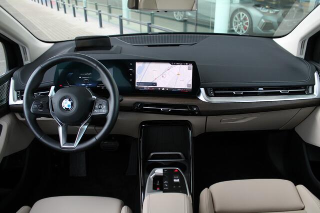 BMW 2-SERIE Active Tourer 218i High Executive Luxury Line Automaat / Trekhaak / Sportstoelen / Stoelverwarming / Adaptieve LED / Parking Assistant Plus / Head-Up / Harman Kardon / Live Cockpit Professional