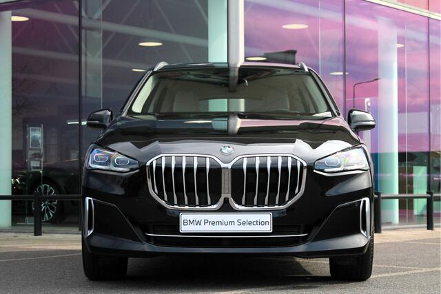 BMW 2-SERIE Active Tourer 218i High Executive Luxury Line Automaat / Trekhaak / Sportstoelen / Stoelverwarming / Adaptieve LED / Parking Assistant Plus / Head-Up / Harman Kardon / Live Cockpit Professional