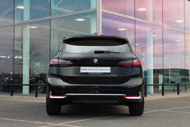 BMW 2-SERIE Active Tourer 218i High Executive Luxury Line Automaat / Trekhaak / Sportstoelen / Stoelverwarming / Adaptieve LED / Parking Assistant Plus / Head-Up / Harman Kardon / Live Cockpit Professional