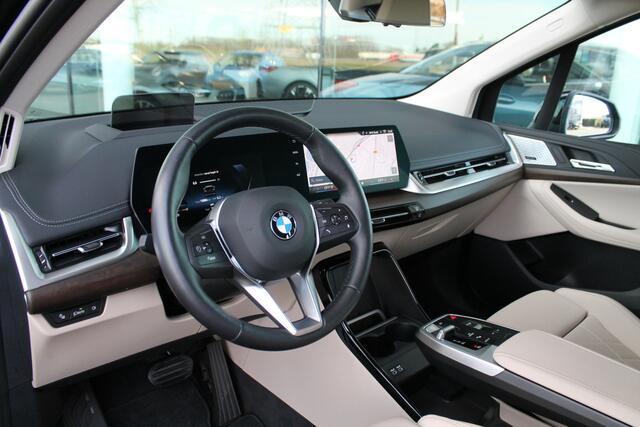 BMW 2-SERIE Active Tourer 218i High Executive Luxury Line Automaat / Trekhaak / Sportstoelen / Stoelverwarming / Adaptieve LED / Parking Assistant Plus / Head-Up / Harman Kardon / Live Cockpit Professional