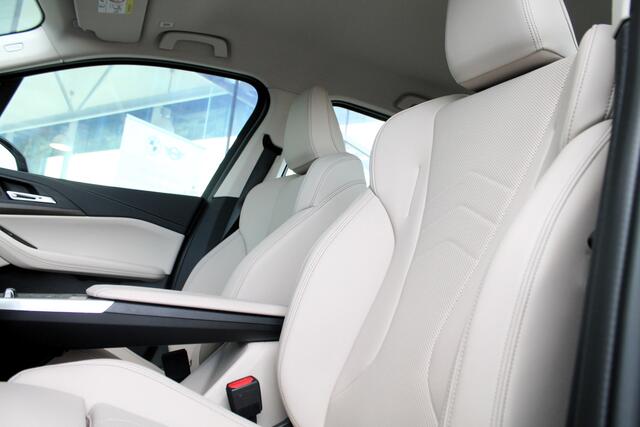 BMW 2-SERIE Active Tourer 218i High Executive Luxury Line Automaat / Trekhaak / Sportstoelen / Stoelverwarming / Adaptieve LED / Parking Assistant Plus / Head-Up / Harman Kardon / Live Cockpit Professional