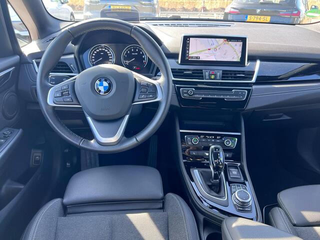 BMW 2-SERIE Active Tourer 218i Automaat Sportline / Trekhaak / PDC / Climate / Cruise / LED / Head-up / Sportstoelen / Alu wielen 17 inch