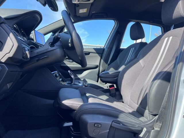 BMW 2-SERIE Active Tourer 218i Automaat Sportline / Trekhaak / PDC / Climate / Cruise / LED / Head-up / Sportstoelen / Alu wielen 17 inch