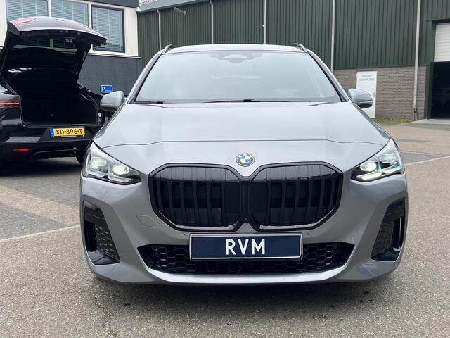 BMW 2-SERIE Active Tourer 220i M-Sport VAN ¤39.900,- VOOR ¤34.877,- UW LENTEVOORDEEL: ¤5.023,- | PANO |360 CAMERA | MEMORY SEAT