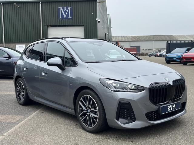 BMW 2-SERIE Active Tourer 220i M-Sport VAN ¤39.900,- VOOR ¤34.877,- UW LENTEVOORDEEL: ¤5.023,- | PANO |360 CAMERA | MEMORY SEAT
