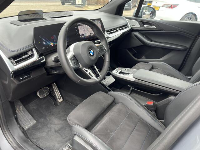 BMW 2-SERIE Active Tourer 220i M-Sport VAN ¤39.900,- VOOR ¤34.877,- UW LENTEVOORDEEL: ¤5.023,- | PANO |360 CAMERA | MEMORY SEAT