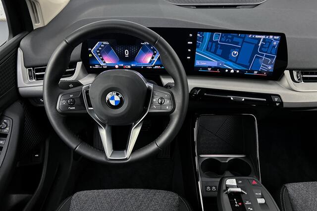 BMW 2-SERIE Active Tourer 218i | Camera | Apple Carplay | Trekhaak | Digitaal display | LED koplampen