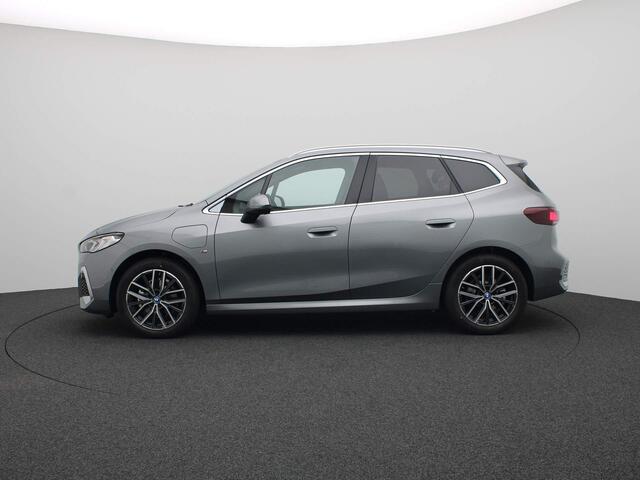 BMW 2-SERIE Active Tourer 225e xDrive M Sportpakket Travel Pack / Panoramadak / Trekhaak / Verwarmde Voorstoelen / Achteruitrijcamera / 18''