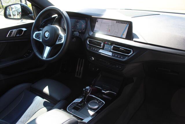 BMW 2-SERIE Gran Coupé 218i M Sport Edition AUTOMAAT/Panoramadak/Navigatie/Climate control/Cruise control/Virtual cockpit/Apple carplay/Dodehoek detectie/Achteruitrijcamera/Parkeersensoren rondom/Keyless/LED koplampen/19'' Lichtmetalen velgen/Stoelverwarming.
