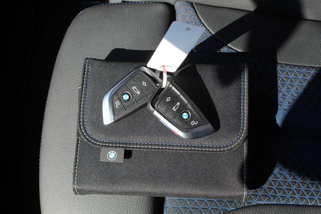 BMW 2-SERIE Gran Coupé 218i M Sport Edition AUTOMAAT/Panoramadak/Navigatie/Climate control/Cruise control/Virtual cockpit/Apple carplay/Dodehoek detectie/Achteruitrijcamera/Parkeersensoren rondom/Keyless/LED koplampen/19'' Lichtmetalen velgen/Stoelverwarming.