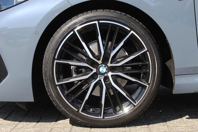 BMW 2-SERIE Gran Coupé 218i M Sport Edition AUTOMAAT/Panoramadak/Navigatie/Climate control/Cruise control/Virtual cockpit/Apple carplay/Dodehoek detectie/Achteruitrijcamera/Parkeersensoren rondom/Keyless/LED koplampen/19'' Lichtmetalen velgen/Stoelverwarming.