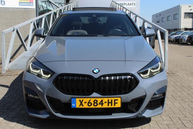 BMW 2-SERIE Gran Coupé 218i M Sport Edition AUTOMAAT/Panoramadak/Navigatie/Climate control/Cruise control/Virtual cockpit/Apple carplay/Dodehoek detectie/Achteruitrijcamera/Parkeersensoren rondom/Keyless/LED koplampen/19'' Lichtmetalen velgen/Stoelverwarming.