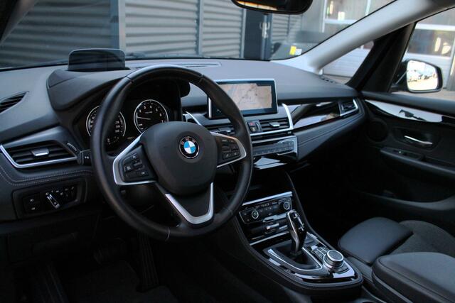 BMW 2-SERIE Active Tourer 218i Executive Sport Line Automaat / Sportstoelen / LED / Head-Up / Navigatie Plus / Cruise Control
