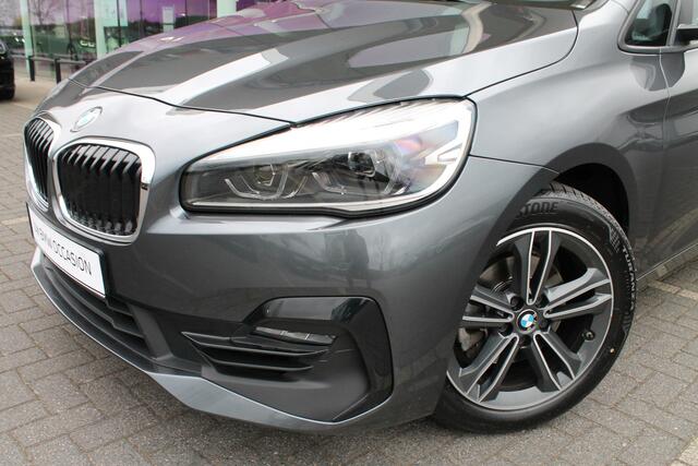BMW 2-SERIE Active Tourer 218i Executive Sport Line Automaat / Sportstoelen / LED / Head-Up / Navigatie Plus / Cruise Control