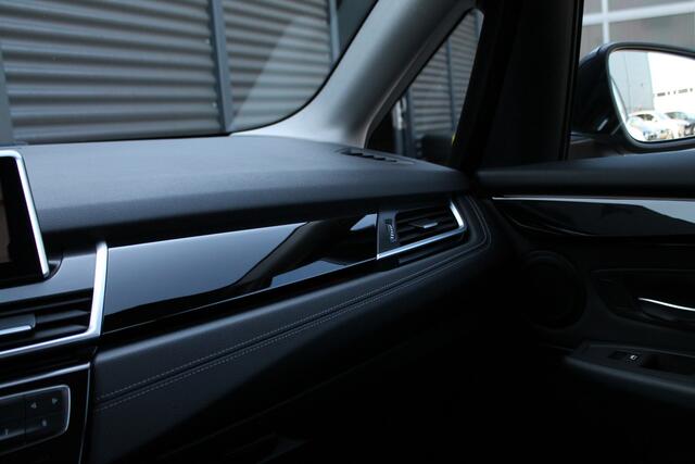 BMW 2-SERIE Active Tourer 218i Executive Sport Line Automaat / Sportstoelen / LED / Head-Up / Navigatie Plus / Cruise Control