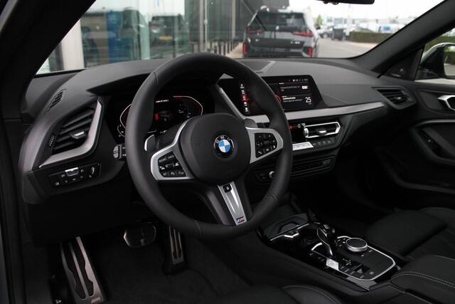 BMW 2-SERIE Gran Coupé M235i xDrive High Executive Automaat / Panoramadak / M Sportstoelen / Adaptieve LED / Active Cruise Control / Head-Up / Comfort Access