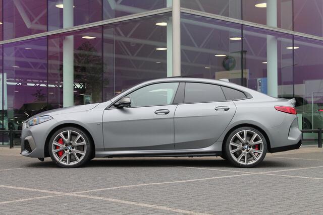 BMW 2-SERIE Gran Coupé M235i xDrive High Executive Automaat / Panoramadak / M Sportstoelen / Adaptieve LED / Active Cruise Control / Head-Up / Comfort Access