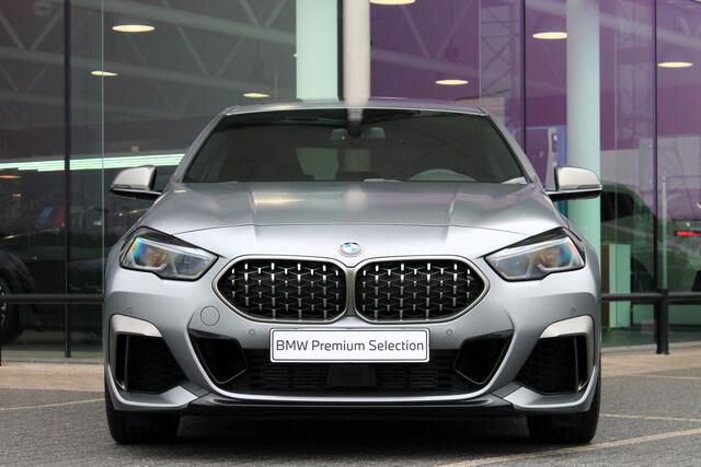 BMW 2-SERIE Gran Coupé M235i xDrive High Executive Automaat / Panoramadak / M Sportstoelen / Adaptieve LED / Active Cruise Control / Head-Up / Comfort Access