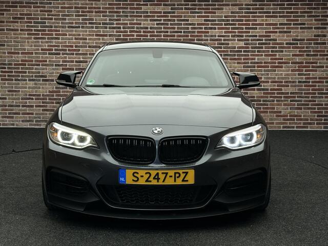 BMW 2-SERIE Coupé M240i Centennial Executive M Performance Uitlaat Navi Alcantara Grijs