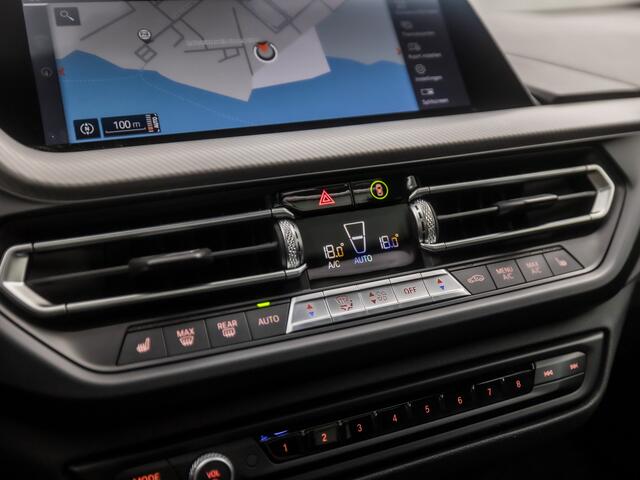 BMW 2-SERIE Gran Coupé 218i High Executive M Sport Automaat (PANORAMADAK, M PAKKET, APPLE CARPLAY, HEAD-UP DISPLAY, MEMORY SEATS, STUUR/STOELVERWARMING, ADAPTIVE CRUISE, HARMAN/KARDON, CAMERA, 19'' VELGEN, NIEUWSTAAT)