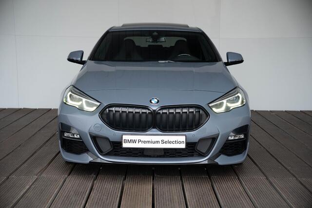 BMW 2-SERIE Gran Coupé 218i | M Sportpakket | 19 inch | Head up Display | Glazen schuif-kanteldak | Comfort Access | Elektrisch verstelbare stoelen | Achteruitrijcamera
