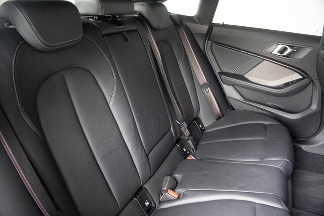 BMW 2-SERIE Gran Coupé 218i | M Sportpakket | 19 inch | Head up Display | Glazen schuif-kanteldak | Comfort Access | Elektrisch verstelbare stoelen | Achteruitrijcamera