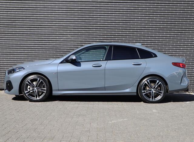 BMW 2-SERIE Gran Coupé 220i High Executive | Panodak | Stuurwiel verwarmd | ambient |