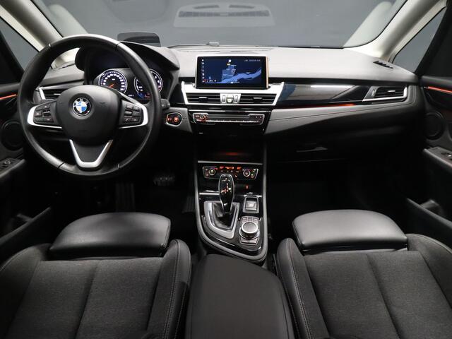BMW 2-SERIE Active Tourer 218i High Executive [TREKHAAK AFNEEMBAAR, GROOT NAVIGATIE, HEAD-UP, HALF LEDER, STOELVERWARMING, PDC ACHTER, CRUISE, CLIMATE, NIEUWSTAAT]