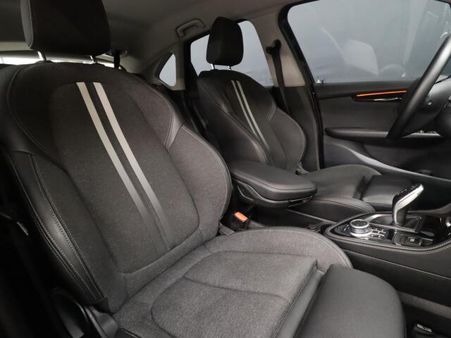 BMW 2-SERIE Active Tourer 218i High Executive [TREKHAAK AFNEEMBAAR, GROOT NAVIGATIE, HEAD-UP, HALF LEDER, STOELVERWARMING, PDC ACHTER, CRUISE, CLIMATE, NIEUWSTAAT]