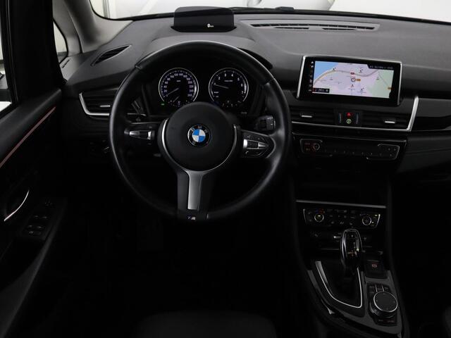 BMW 2-SERIE Active Tourer 218i High Executive | Panoramadak | Head-up | Leder | Stoelverwarming | Cruise control | Camera | Climate control | LMV 17 inch