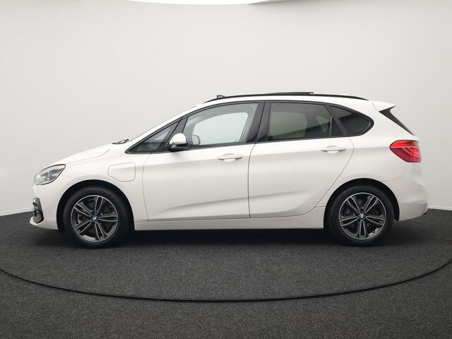 BMW 2-SERIE Active Tourer 225xe iPerformance Sportline Plug In Hybrid 225pk Dealer O.H. PHEV | Panodak | Sportstoelen Memory | Adaptive Cruise | Harman Kardon | Sfeerverlichting Head Up | Navigatie | Apple Carplay | Camera | DAB |