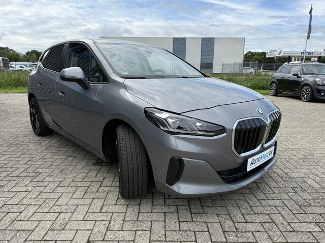 BMW 2-SERIE Active Tourer 220i High Executive Harman-Kardon Leer Trekhaak Head-Up Display Carplay Stuurwielverwarming Keyless Entry