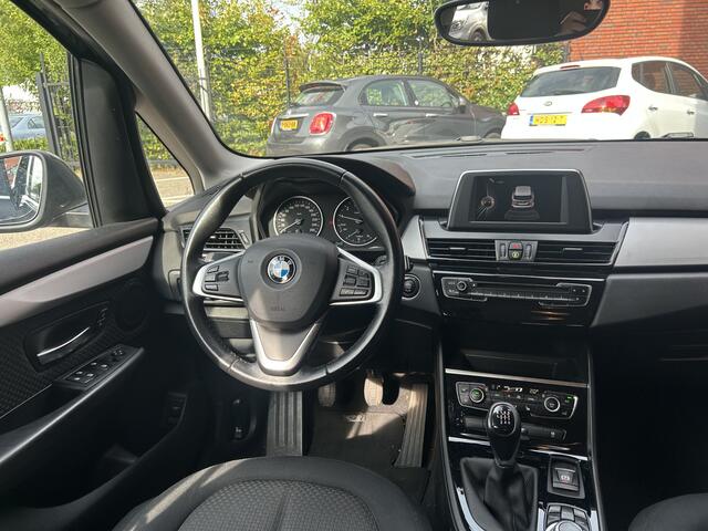 BMW 2-SERIE Active Tourer 218i // NAVI // PDC // CRUISE // CLIMA // STOELVERWARMING