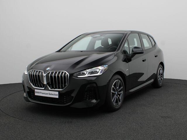 BMW 2-SERIE Active Tourer 220i M Sportpakket | Achteruitrijcamera | Parking Assistant | Elektrisch verwarmde voorstoelen | 17''