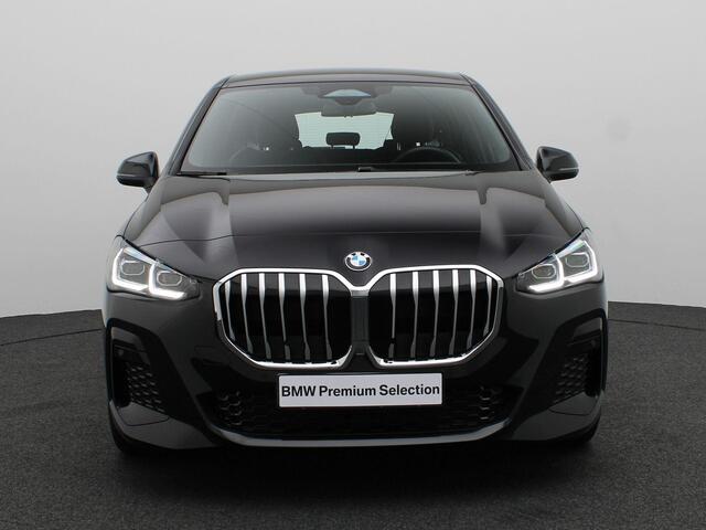 BMW 2-SERIE Active Tourer 220i M Sportpakket | Achteruitrijcamera | Parking Assistant | Elektrisch verwarmde voorstoelen | 17''