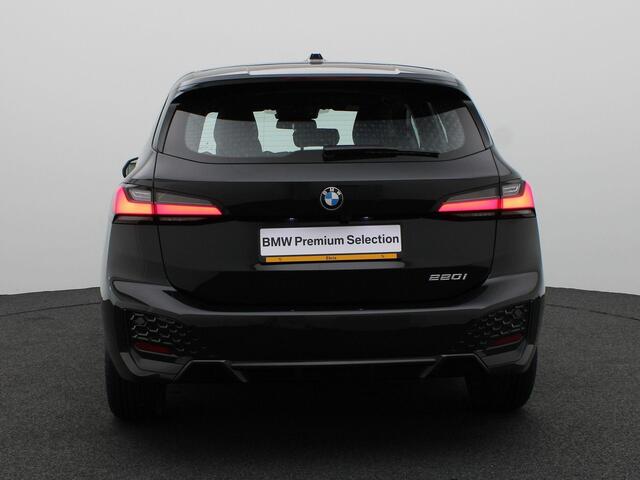 BMW 2-SERIE Active Tourer 220i M Sportpakket | Achteruitrijcamera | Parking Assistant | Elektrisch verwarmde voorstoelen | 17''