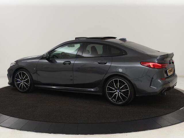 BMW 2-SERIE 218i M Sport | Panoramadak | Sportstoelen | Leder | Camera | Carplay | Live Cockpit | Stoelverwarming | Getint glas | Navigatie | Climate control | Full LED