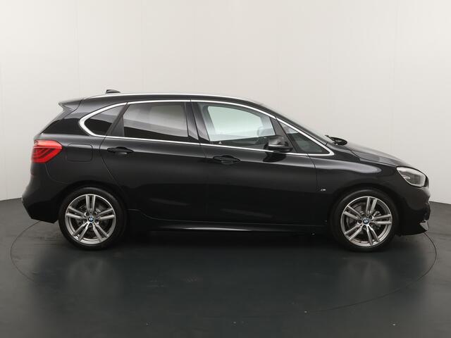 BMW 2-SERIE Active Tourer 218i Executive Edition | M Sport Edition | Automaat | Full LED | Afneembare trekhaak | AGR Stoelen | Elektrische achterklep | AR camera | Park. sens V+A | Head up display