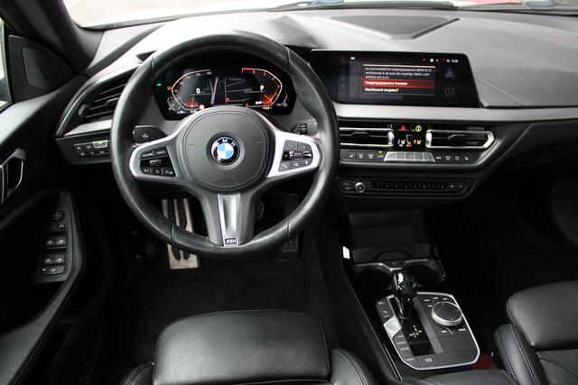 BMW 2-SERIE Gran Coupé 218i High Executive Automaat / Panoramadak / Sportstoelen / Achteruitrijcamera / Live Cockpit Professional / M Sportonderstel / Stoelverwarming