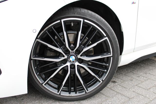 BMW 2-SERIE Gran Coupé 218i High Executive Automaat / Panoramadak / Sportstoelen / Achteruitrijcamera / Live Cockpit Professional / M Sportonderstel / Stoelverwarming