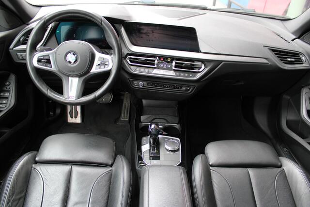 BMW 2-SERIE Gran Coupé 218i High Executive Automaat / Panoramadak / Sportstoelen / Achteruitrijcamera / Live Cockpit Professional / M Sportonderstel / Stoelverwarming