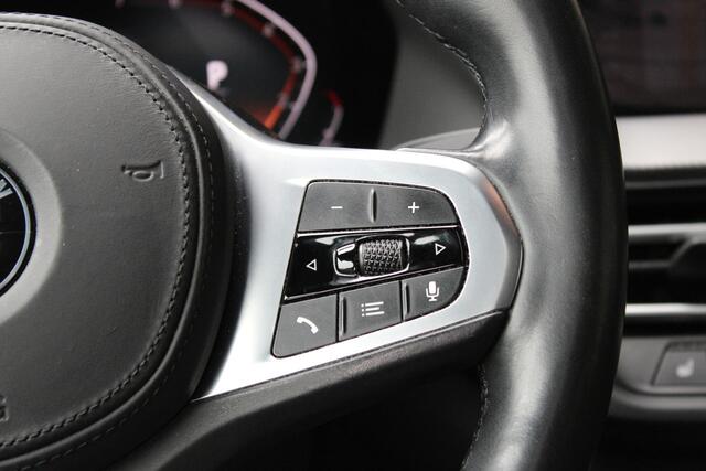 BMW 2-SERIE Gran Coupé 218i High Executive Automaat / Panoramadak / Sportstoelen / Achteruitrijcamera / Live Cockpit Professional / M Sportonderstel / Stoelverwarming