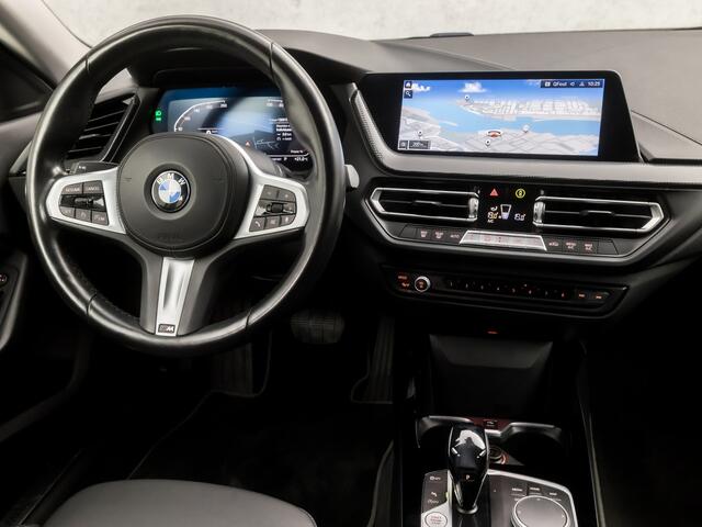 BMW 2-SERIE Gran Coupé 218i Sport Automaat (APPLE CARPLAY, M STUUR, GROOT NAVI, LEDER, SFEERVERLICHTING, SPORTSTOELEN, DAB+, CRUISE, LED KOPLAMPEN, NIEUWSTAAT)
