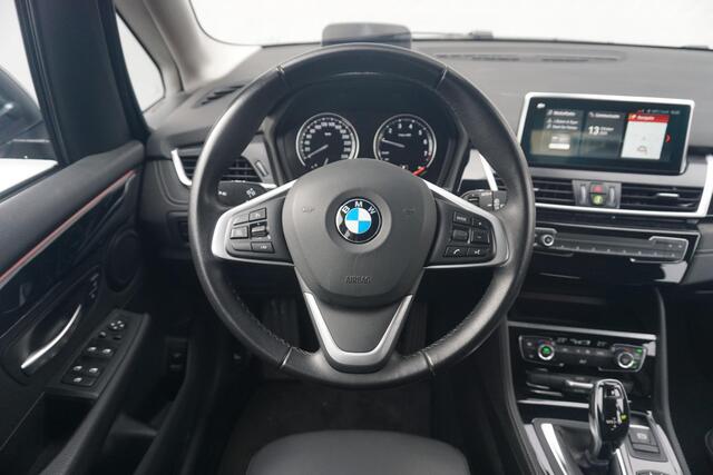 BMW 2-SERIE Active Tourer 218i Executive Sport Line 17'' / Trekhaak / Head-Up Display / PDC
